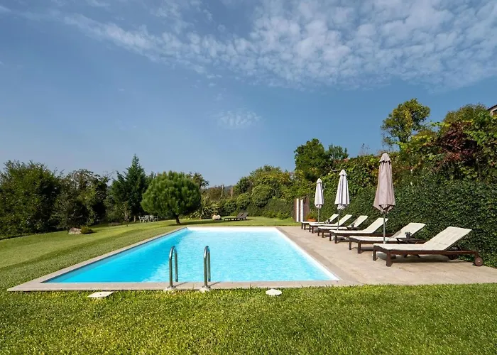 With Pool Ferienhaus